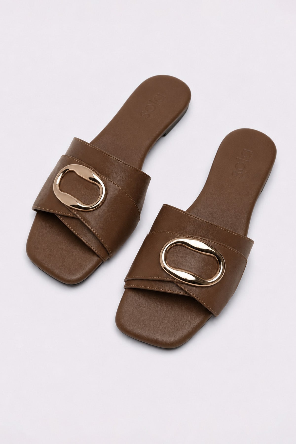 Oval Buckle Leather Sandals - Camel